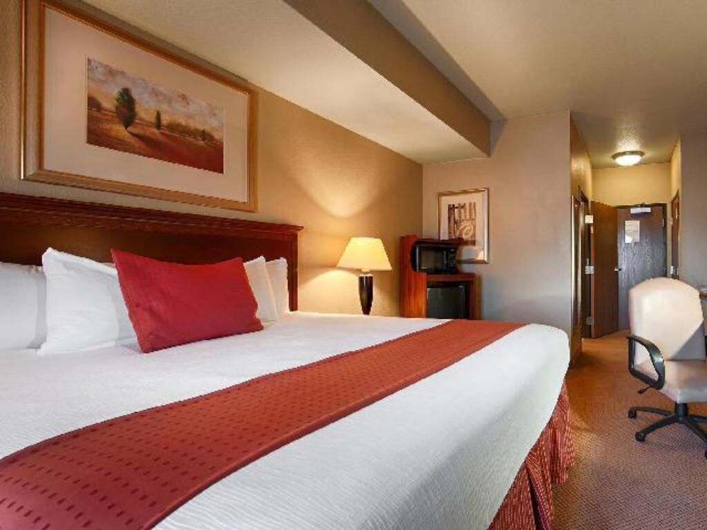 Pillowtop beds, desk, laptop workspace, blackout drapes