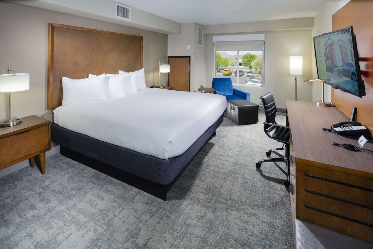 Pillowtop beds, desk, laptop workspace, blackout drapes