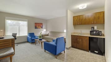 Suíte, 1 cama King, para não fumantes, geladeira e micro-ondas (with Single Sofabed) | Camas com colchões pillow-top, escrivaninha