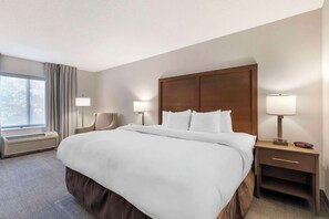 Escrivaninha, espaço de trabalho para notebook, cortinas blackout