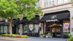A building with a storefront for Frankie's Rose Coffee. - Homewood Suites by Hilton Nashville-Downtown (Nashville)