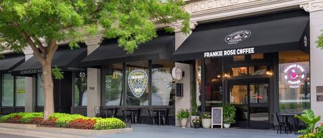 Een gebouw met een winkel voor Frankie's Rose Coffee.