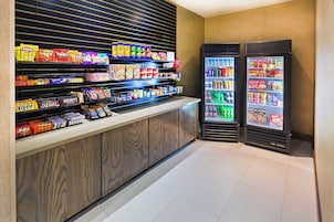 Um bar de lanches com diversos salgadinhos embalados e alimentos rápidos.
