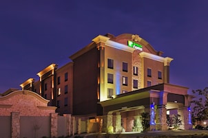 Un hotel con un letrero llamativo de Holiday Inn Express.