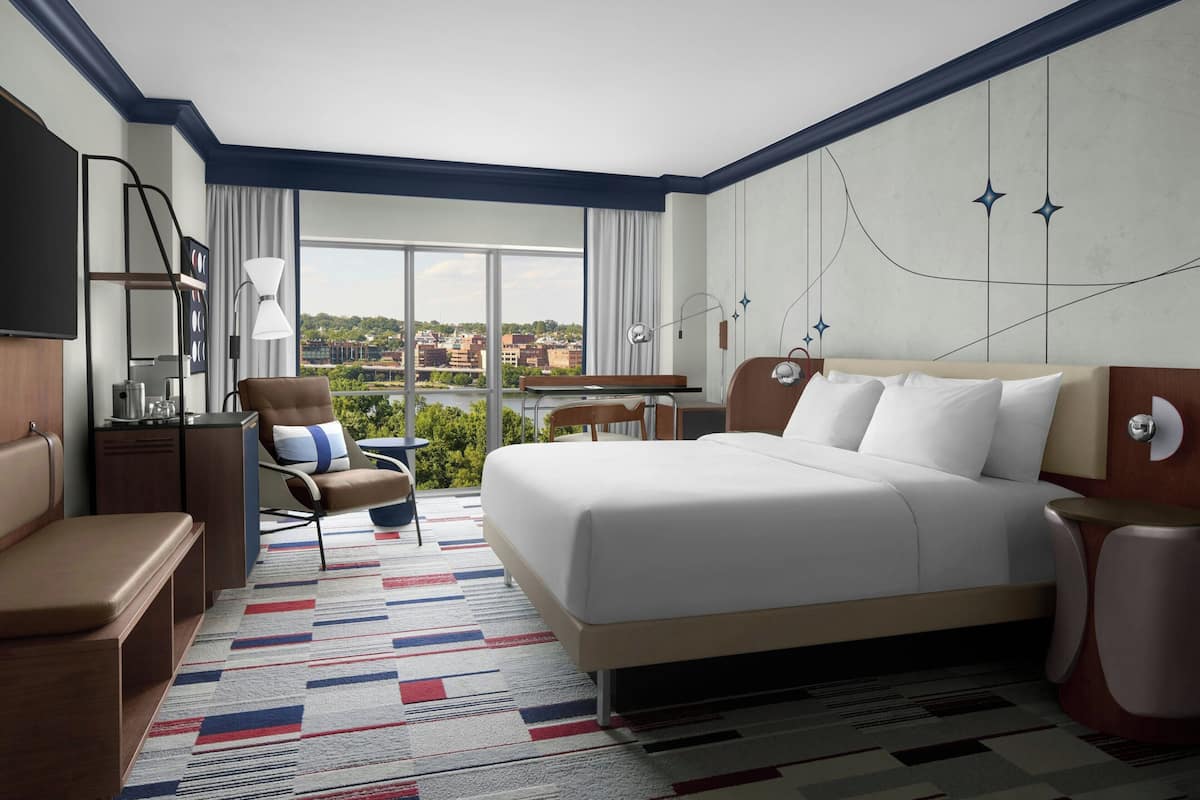 Quarto superior, 1 cama King, vista para o rio | Roupas de cama premium, cofres nos quartos, escrivaninha