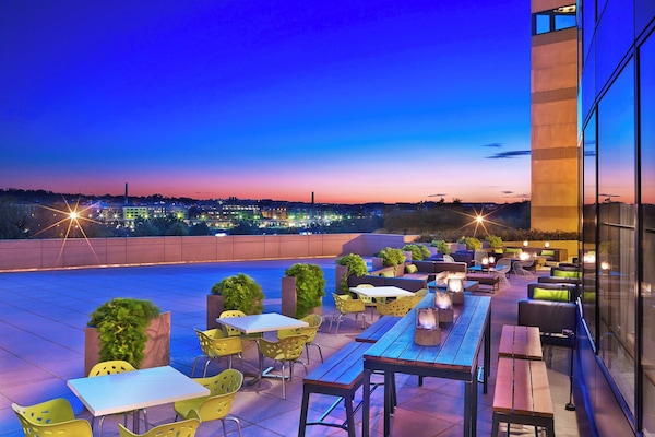 Se sirven cenas, restaurante con mesas al aire libre