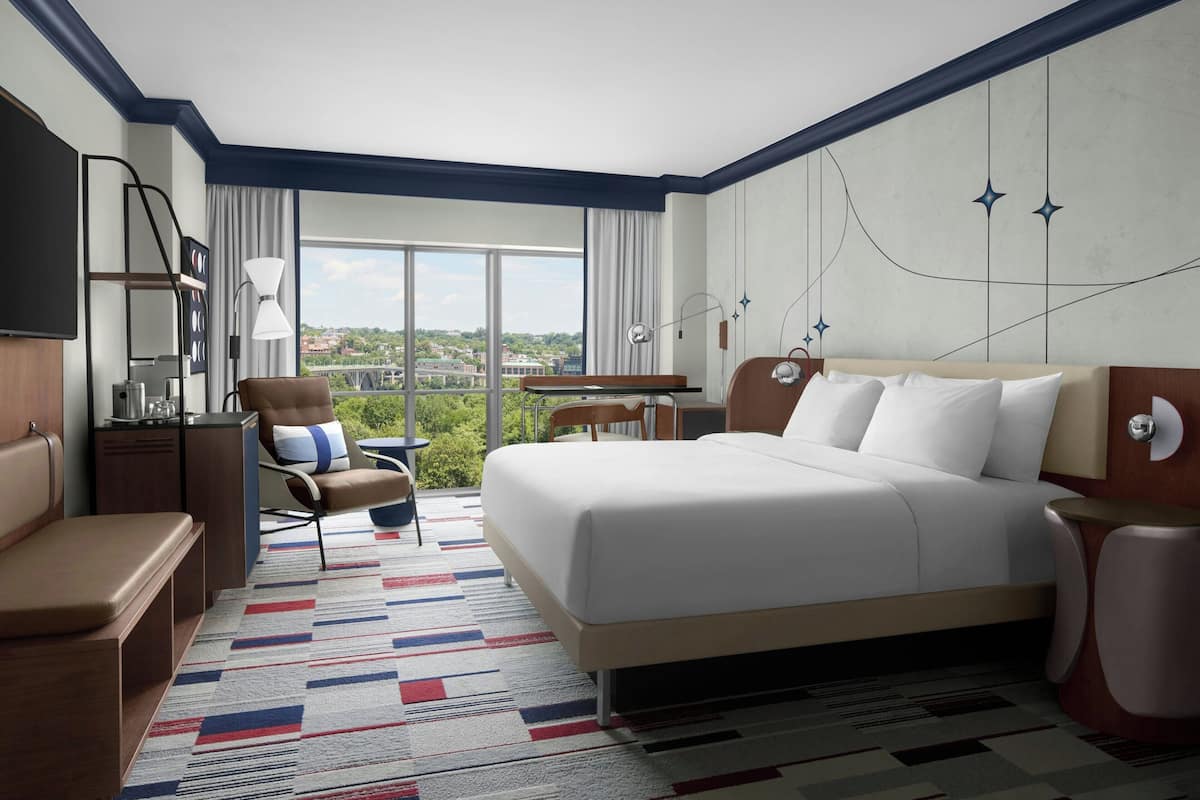 Deluxe Room, 1 King Bed, City View