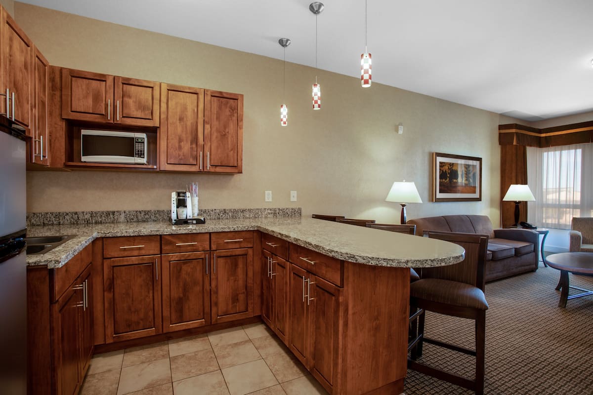 suite, 1 bedroom, jetted tub (feature) | individually decorated, individually furnished, desk, blackout curtains