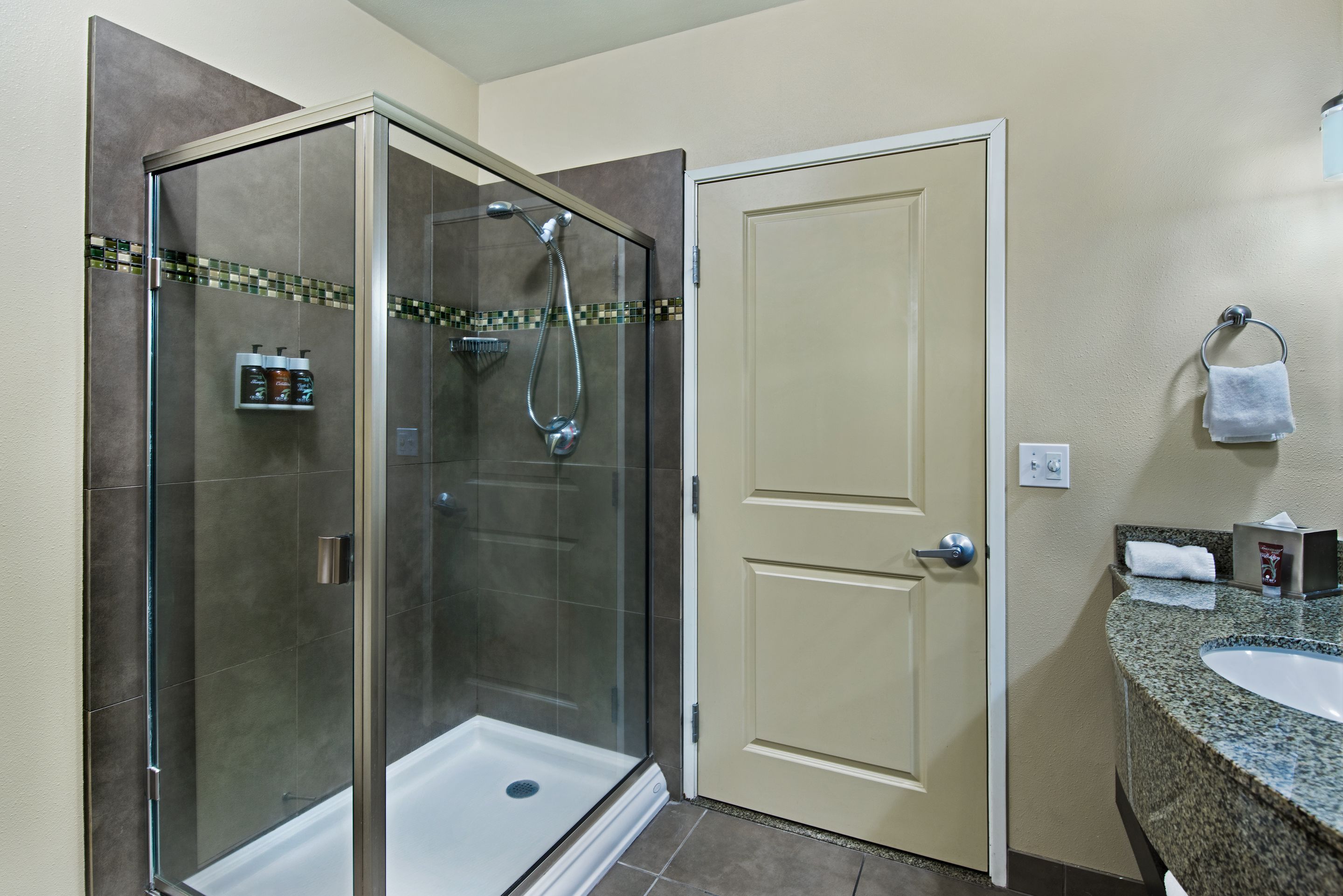 one king bed | bathroom | combined shower/bathtub, free toiletries, hair dryer, towels