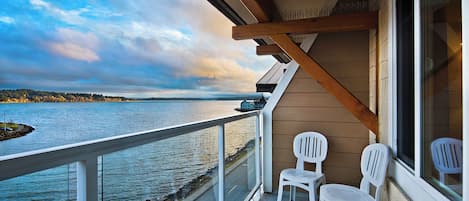 Bay View Balcony King Suite | Premium bedding, desk, iron/ironing board, free cribs/infant beds