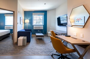 Espacio para trabajar con laptop y cortinas blackout