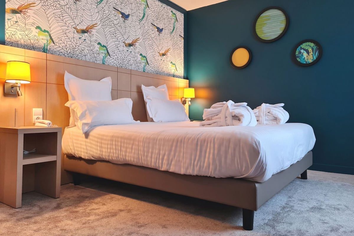 In-room safe, desk, laptop workspace, soundproofing