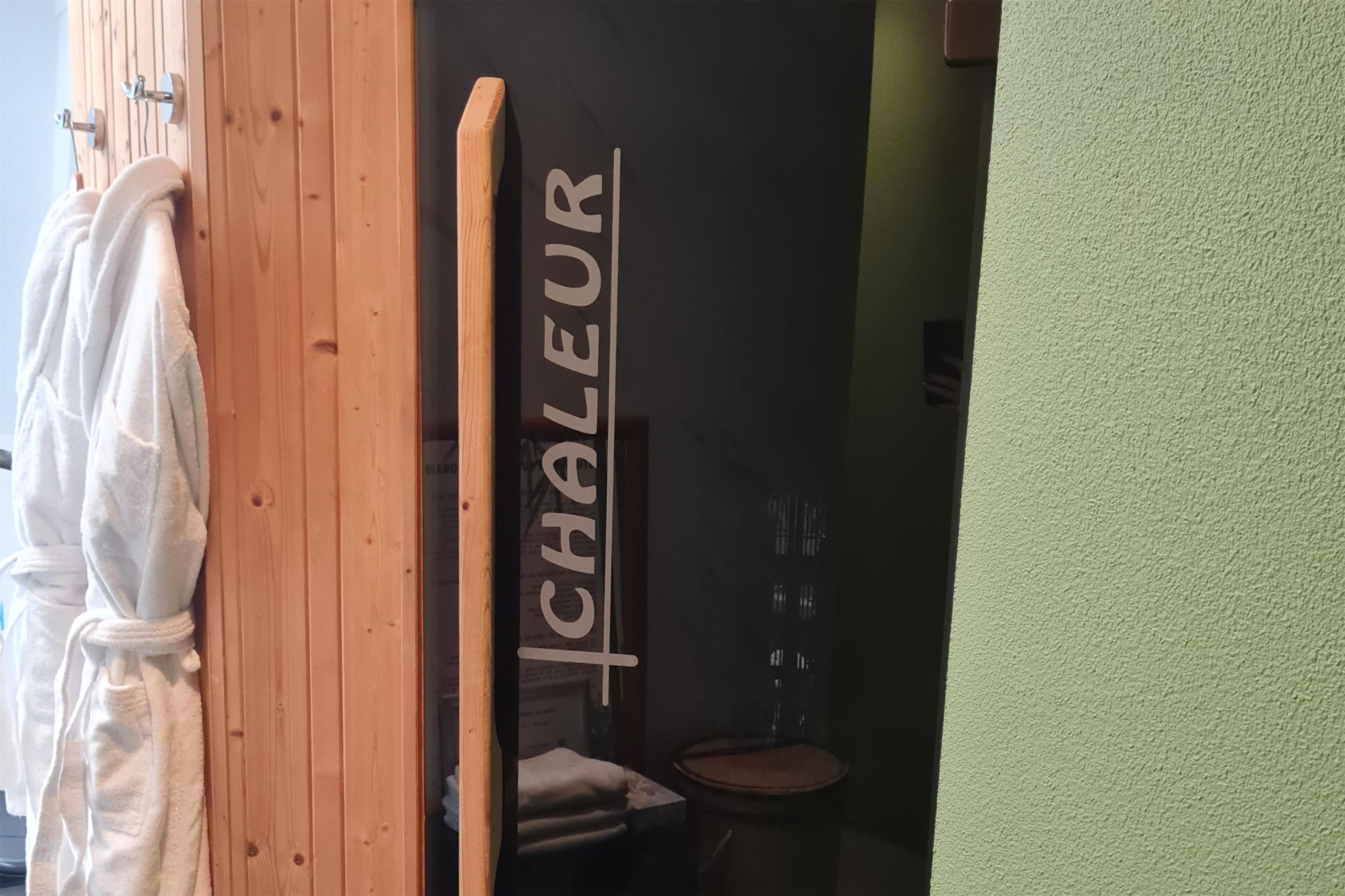 Uma porta de madeira com uma toalha pendurada no lado esquerdo.