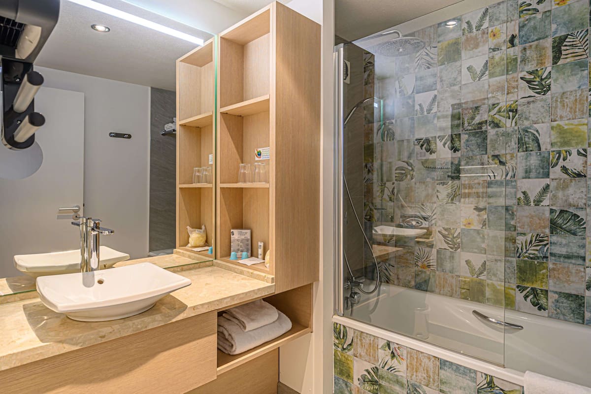 shower, free toiletries, hair dryer, towels