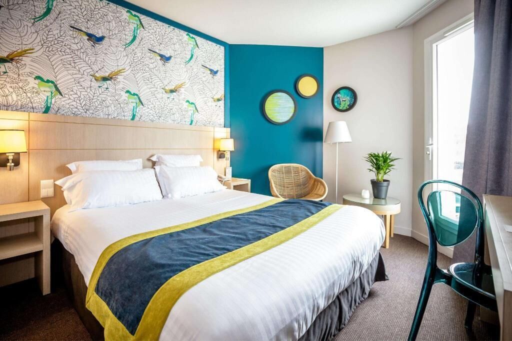 In-room safe, desk, laptop workspace, soundproofing