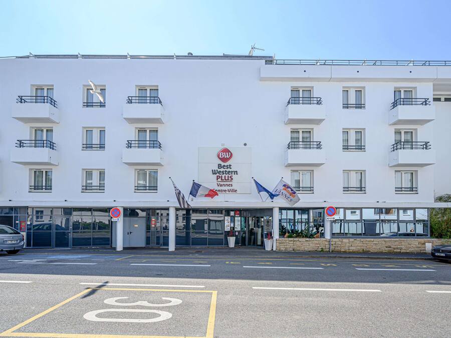 A hotel with a sign for 'Best Western Plus Vannes Centre-Ville' and multiple balconies.