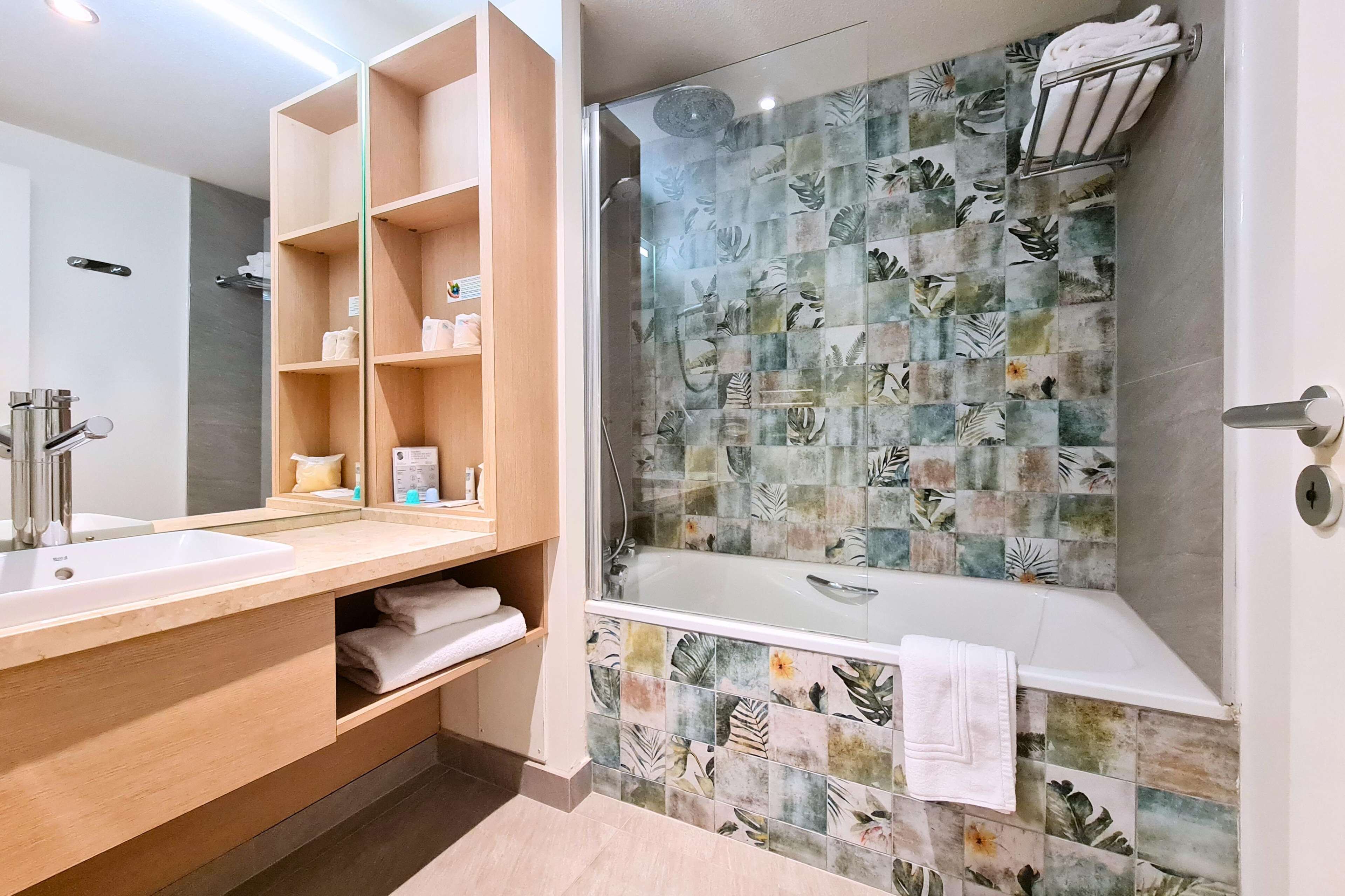 superior room, 1 queen bed, bathtub | bathroom | shower, free toiletries, hair dryer, towels