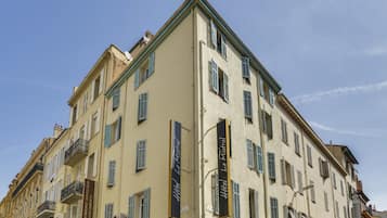 Vista frontal de la propiedad