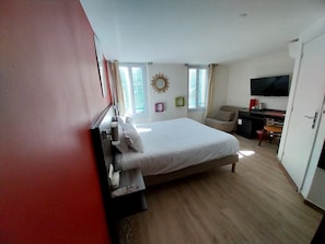 In-room safe, desk, blackout curtains, soundproofing - Hotel Le Mistral (Cannes)