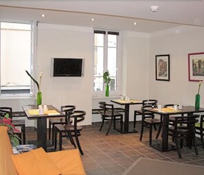 Daily continental breakfast for a fee - Hotel Le Mistral (Cannes)