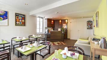 Daily continental breakfast (EUR 11 per person)