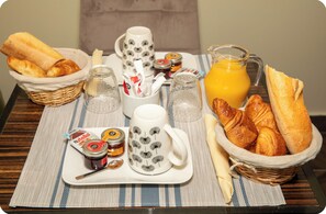 Petit-déjeuner continental (11 EUR par personne)