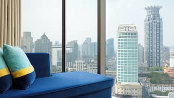 Tempat tidur Select Comfort, minibar, brankas, dan meja kerja