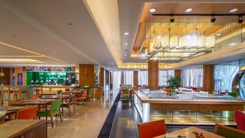 Breakfast (CNY 195.5 per person)