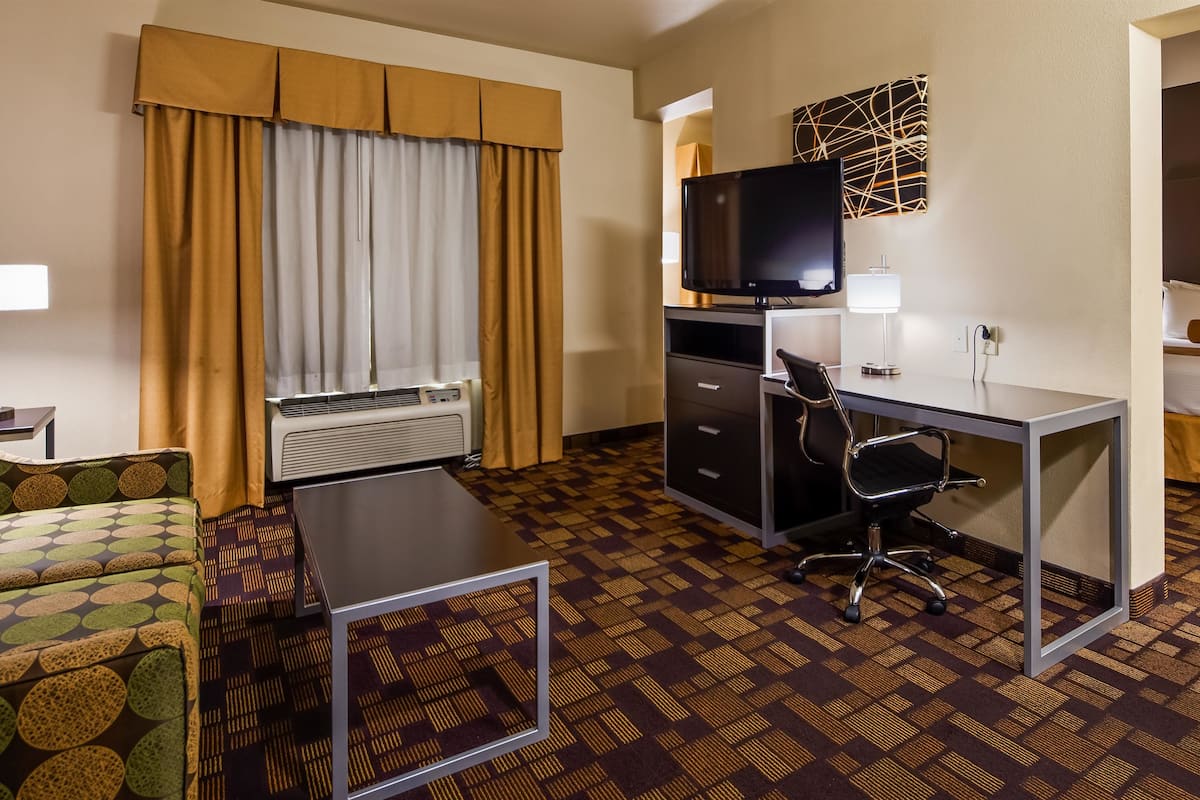 Suite, 2 Queen-Betten, Nichtraucher, Mikrowelle (with Sofabed) | 1 Schlafzimmer, Schreibtisch, laptopgeeigneter Arbeitsplatz