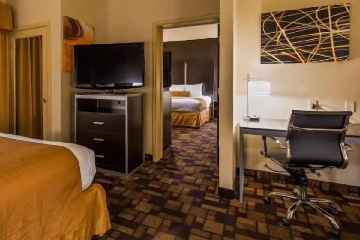 Escritorio, espacio para trabajar con laptop y cortinas blackout