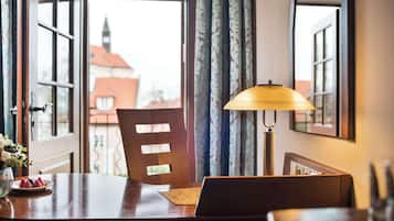 Deluxe szoba, 1 king (extra méretű) franciaágy (Monastery View) | 1 hálószoba, hipoallergén ágynemű, széf a szobában és íróasztal