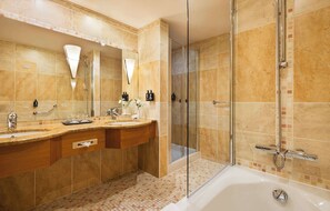 Suite, 1 chambre | Salle de bain | Articles de toilette écologiques, séchoir à cheveux, pantoufles