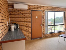 Habitación estándar, no fumadores, balcón (King room) | Cocina privada | Frigorífico, microondas, cafetera o tetera y hervidor eléctrico