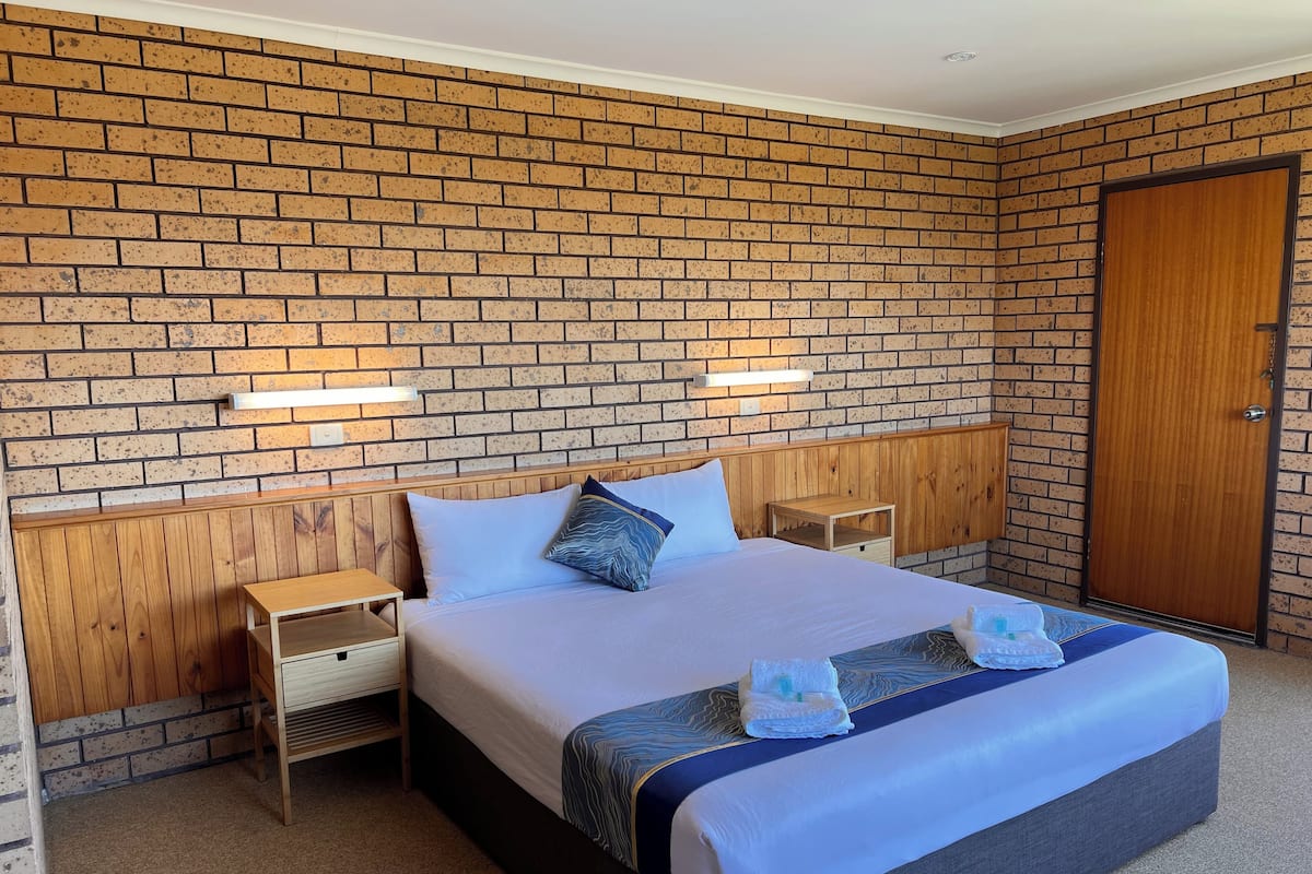 Habitación estándar, para no fumadores, balcón (King room) | Tabla de planchar con plancha, wifi gratis y ropa de cama