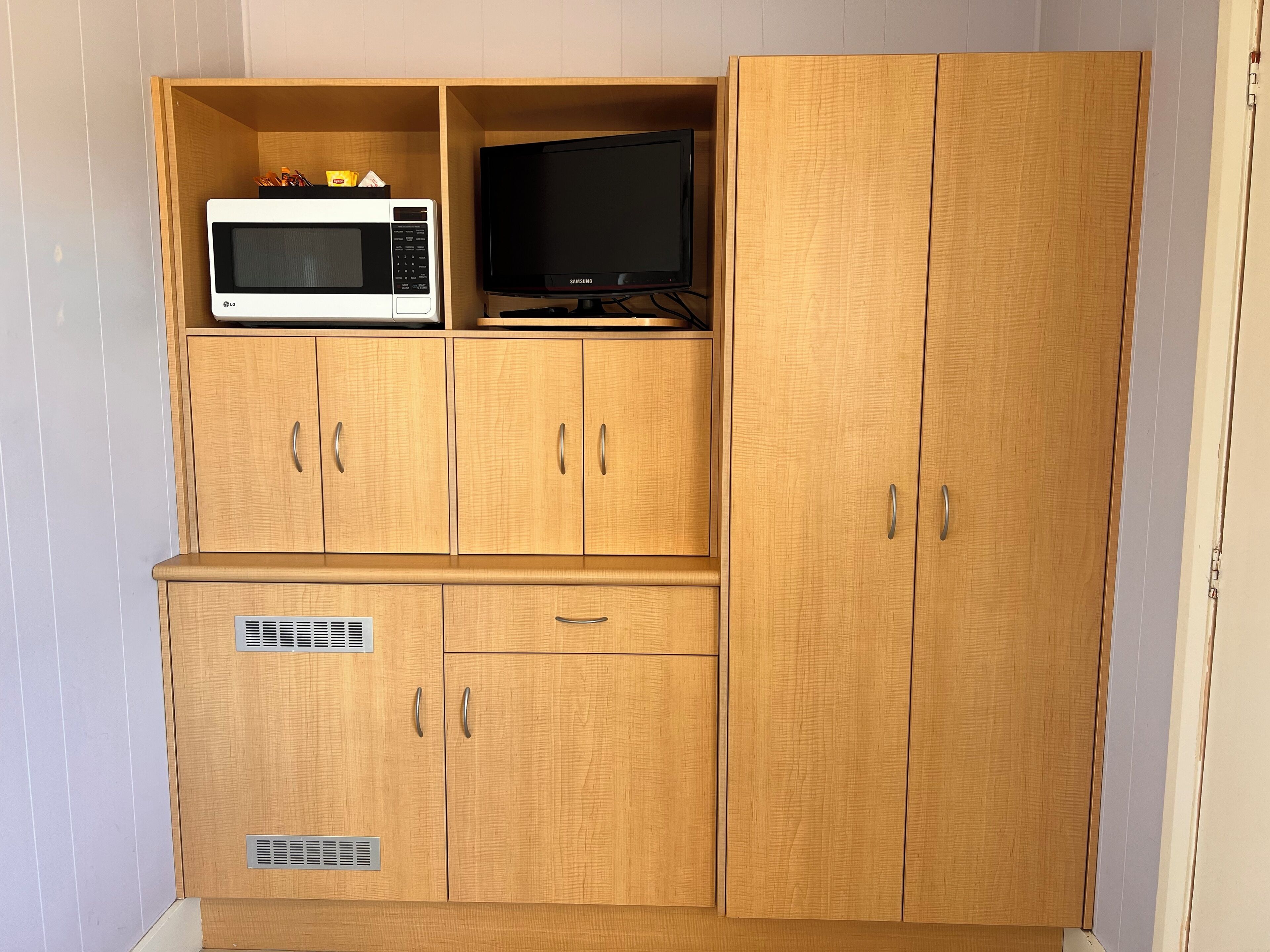 Tabla de planchar con plancha, wifi gratis y ropa de cama 