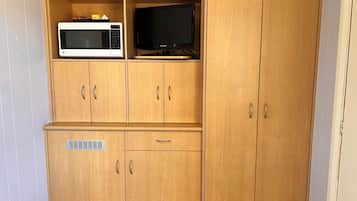 Tabla de planchar con plancha, wifi gratis y ropa de cama