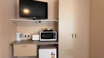 Standard Room, Non Smoking (Budget Queen) | Iron/ironing board, free WiFi, bed sheets