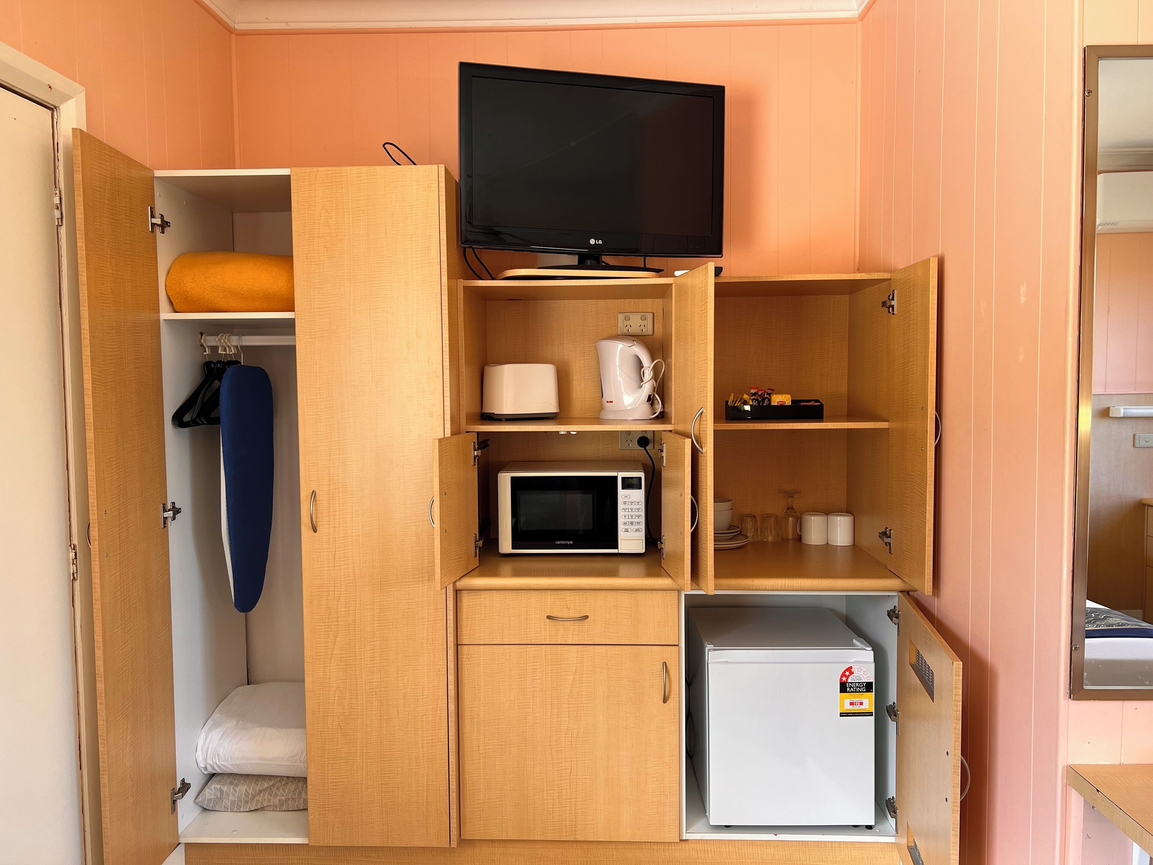 Standard Room, Non Smoking (Standard Queen) | Living area | LCD TV