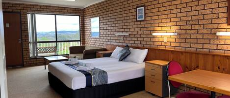 Chambre Standard, non-fumeur, balcon (King room) | Fer et planche Ă repasser, accĂšs au Wi-Fi (inclus), literie fournie