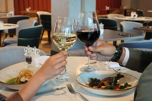 Breakfast and dinner served, local cuisine - Manchester Marriott Hotel Piccadilly (Manchester)