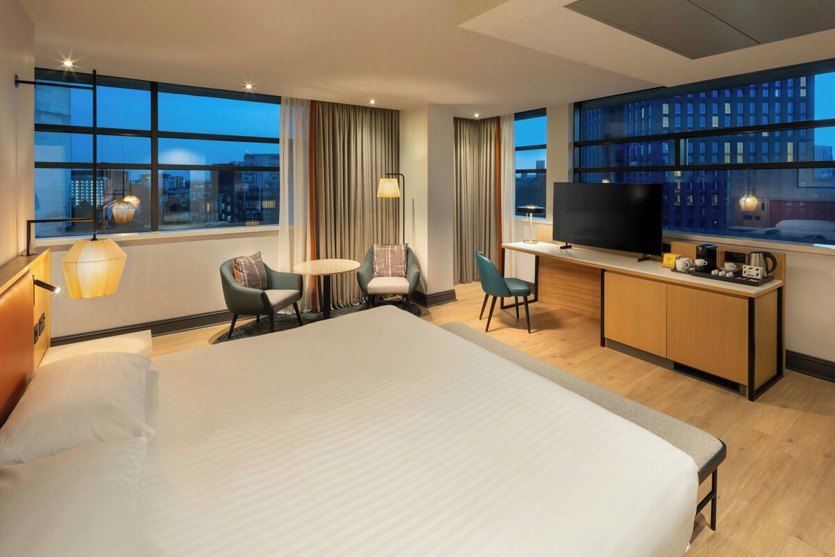 Panoramic Junior Suite, 1 King bed | Premium bedding, in-room safe, desk, laptop workspace