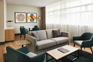 80 インチのプラズマテレビ (衛星放送視聴可)