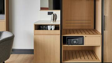 Hypo-allergenic bedding, in-room safe, desk, laptop workspace