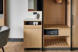 Hypo-allergenic bedding, in-room safe, desk, laptop workspace