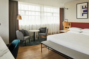 パノラミック スイート キングベッド 1 台 | 低刺激性寝具、セーフティボックス (室内)、デスク、ノートパソコン用作業スペース