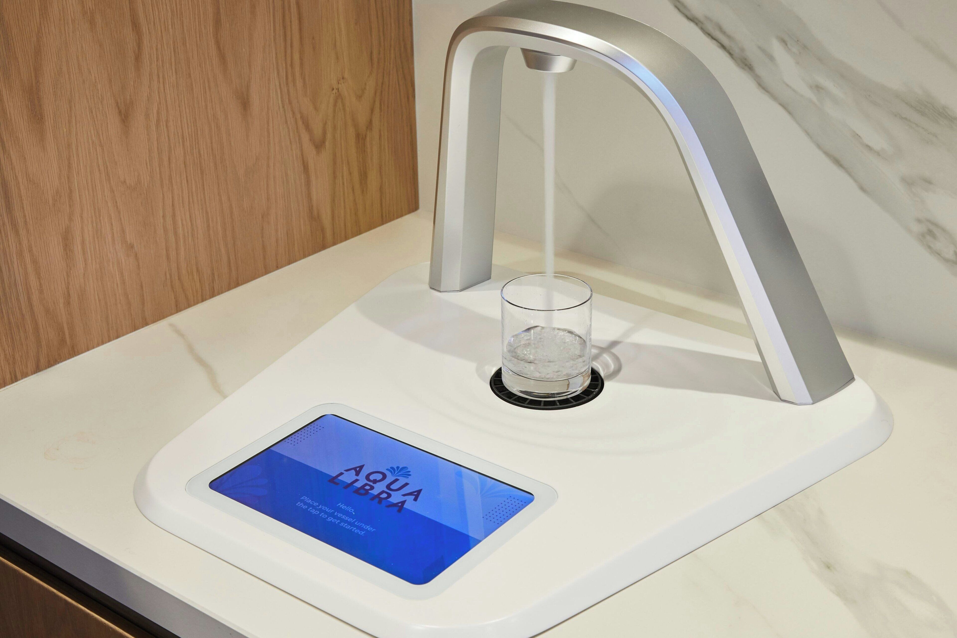 Un baño moderno con un sistema de filtración de agua digital.