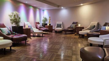 Behandelingskamers voor koppels, een sauna, een stoombad