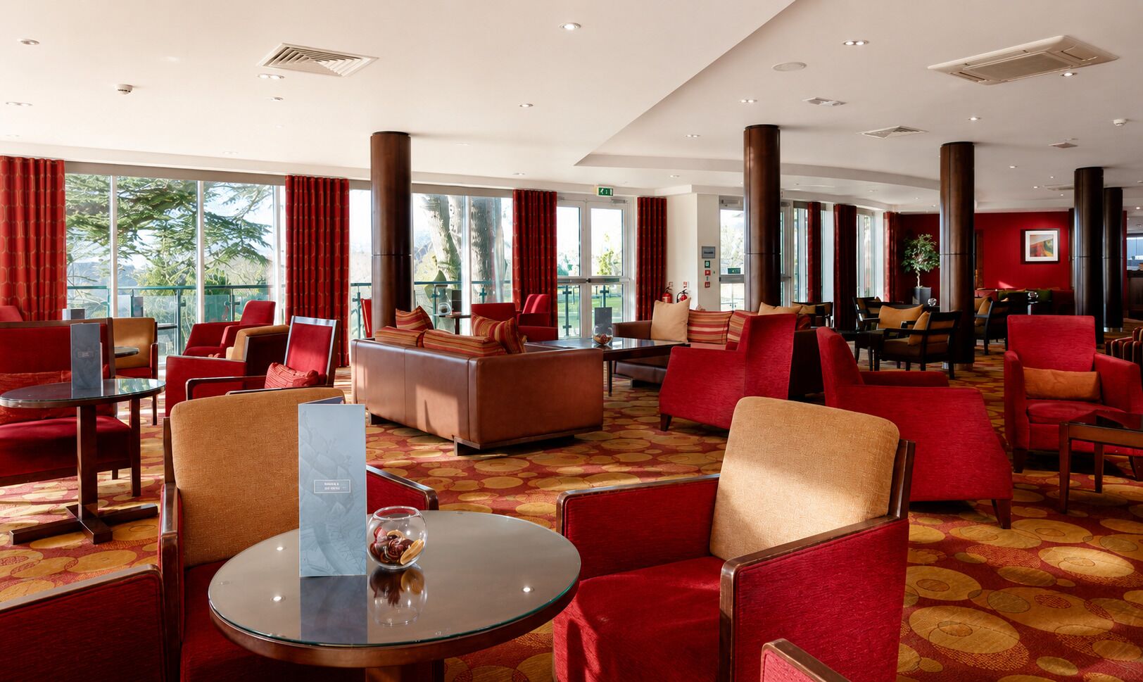 Lounge en el lobby, con vista al campo de golf 