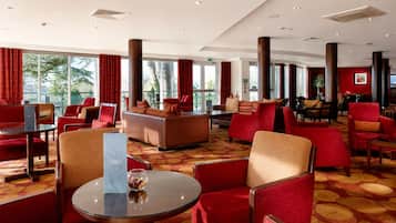 Lounge en el lobby, con vista al campo de golf