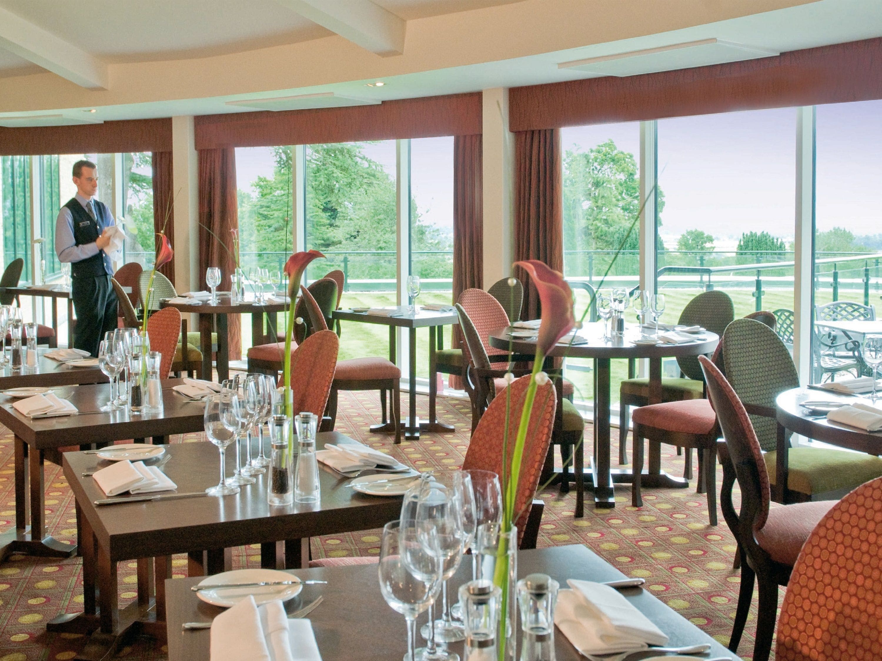 供應早餐、午餐和晚餐，英國料理，高爾夫球場景觀